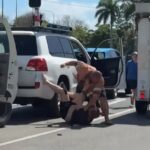 Dos hombres (arriba) fueron vistos peleando en Mackay, al norte de Queensland, por un incidente de furia en la carretera.