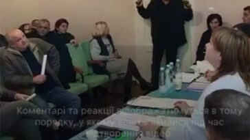 Se ve a Serhiy Batrin (en la foto) sacando dos granadas de su bolsillo mientras comienza a hablar, luciendo furioso.