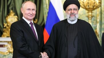 Vladimir Putin y el presidente iraní, Ebrahim Raisi, se dan la mano al iniciar conversaciones hoy.
