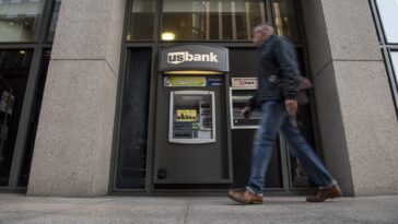 Banco estadounidense multado con 36 millones de dólares por congelar tarjetas de débito por desempleo durante la pandemia de COVID-19