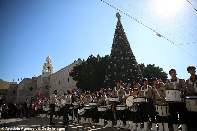 Los armenios ortodoxos llegan a la Iglesia de la Natividad, donde se cree que nació Jesús, en la ciudad cisjordana de Belén para celebrar la Navidad y la Epifanía, el 18 de enero de 2023.
