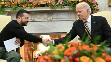 El presidente Joe Biden le da la mano al presidente ucraniano Volodymyr Zelensky durante una reunión en la Oficina Oval de la Casa Blanca.