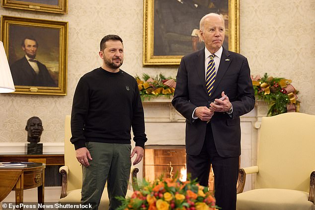 El presidente Joe Biden con el presidente de Ucrania, Volodymyr Zelensky, en la Oficina Oval el 12 de diciembre