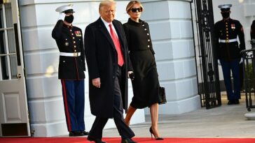 El expresidente Donald Trump y la primera dama Melania Trump salen de la Casa Blanca el 20 de enero de 2021, el último día de Trump en el cargo.  Una carpeta con documentos altamente clasificados sobre la investigación sobre Rusia desapareció de la Casa Blanca días antes