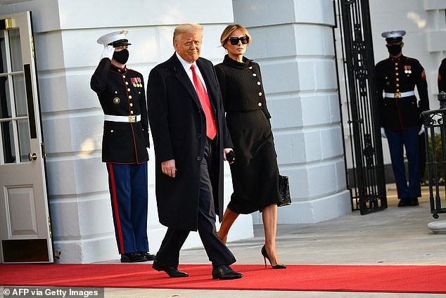 El expresidente Donald Trump y la primera dama Melania Trump salen de la Casa Blanca el 20 de enero de 2021, el último día de Trump en el cargo.  Una carpeta con documentos altamente clasificados sobre la investigación sobre Rusia desapareció de la Casa Blanca días antes