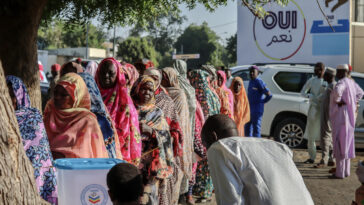 Chad vota a favor de una nueva constitución respaldada por el líder de la junta Deby