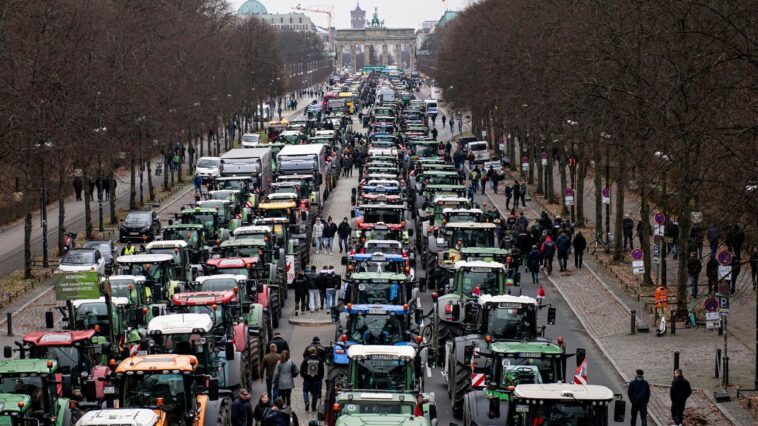 Cientos de agricultores llegan a Berlín para protestar contra los recortes presupuestarios provocados por el clima
