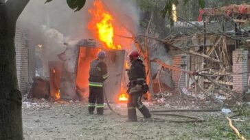 Clínica destruida mientras los rusos bombardean Kozacha Lopan en la región de Kharkiv