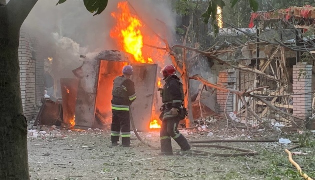 Clínica destruida mientras los rusos bombardean Kozacha Lopan en la región de Kharkiv