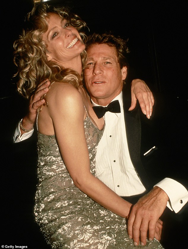 Ninguna de las relaciones de Ryan O'Neal capturó tanto la imaginación del público como su romance en montaña rusa con la explosiva rubia Farrah Fawcett;  en la foto 1989