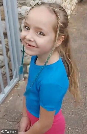 Amelia Aloni (en la foto) tenía una gran sonrisa en su rostro momentos antes de regresar a la escuela por primera vez en ocho semanas.