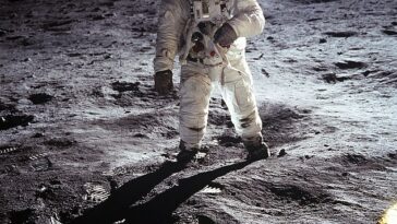 Los astronautas han dejado atrás de todo, desde sus huellas, pelotas de golf, banderas y textos religiosos hasta bolsas abandonadas con desechos humanos y equipos científicos.  Las pelotas de golf fueron lanzadas a la luna durante la misión Apolo 14 en 1971.