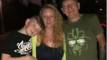 Alex Batty, que desapareció cuando tenía 11 años y ahora tiene 17, con su madre Melanie y su abuelo David.