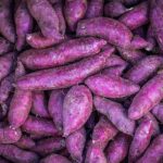 Los alimentos morados son muy populares entre quienes se preocupan por su salud porque contienen antocianinas que reducen la inflamación.  En la foto, montones de batata morada en el mercado de verduras.