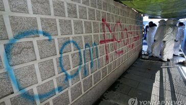 2 teens arrested for palace graffiti in Seoul