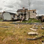 Una casa en Clarksville es azotada por los fuertes e implacables tornados que azotan el área
