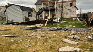 Una casa en Clarksville es azotada por los fuertes e implacables tornados que azotan el área