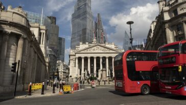 El Banco de Inglaterra deja su política sin cambios y dice que las tasas se mantendrán altas durante un "período prolongado"