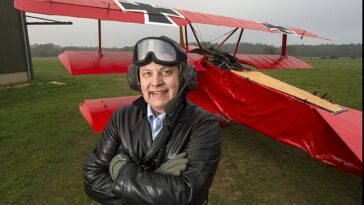 El Dr. Peter Brueggemann, de 59 años, que vive en Norfolk, vendió su réplica del avión de la Primera Guerra Mundial que hizo en homenaje a su héroe, el Barón Rojo, después de admitir que tiene demasiado miedo para volarlo.