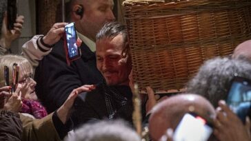 Un empresario de pompas fúnebres ha revelado que Johnny Depp llevó el ataúd de Shane MacGowan a pesar de la desgana de los agentes de seguridad.