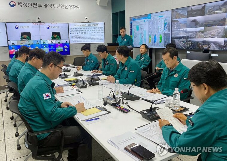 Gov&apos;t discusses measures to prevent damage from heavy rain, snow