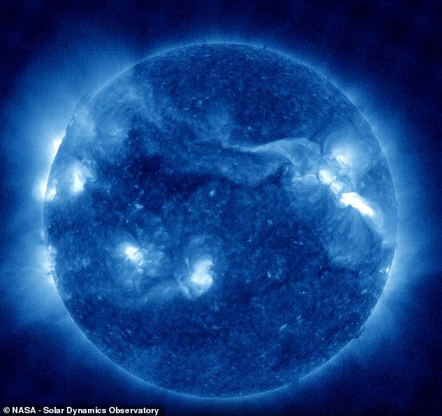 El Sol acaba de estallar con la mayor erupción solar en seis años; el brillante destello de actividad se puede ver en la parte superior derecha de esta imagen.