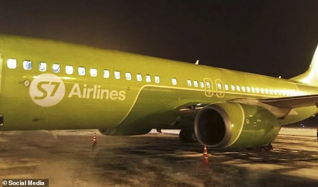 El avión de la aerolínea S7 con 175 pasajeros volaba desde Novosibirsk, la tercera ciudad más grande de Rusia, a la capital, Moscú.  Los incendios comenzaron cuando el avión estaba despegando en la pista, dijeron los pasajeros.