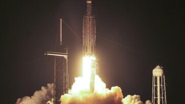 Un cohete SpaceX Falcon Heavy despega del Centro Espacial Kennedy en Cabo Cañaveral, Florida