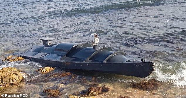 Un barco no tripulado ucraniano aparece cerca de la sede de la flota rusa del Mar Negro, cerca de Crimea.  Ucrania utilizó los drones para destruir dos buques de guerra rusos el mes pasado.