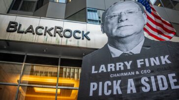 El director ejecutivo de BlackRock, Larry Fink, acusa a DeSantis y Ramaswamy de ataques deliberadamente falsos