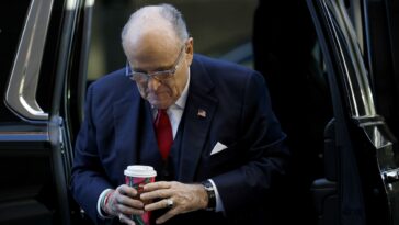 El ex abogado de Trump, Rudy Giuliani, se declara en quiebra y enumera más de 100 millones de dólares en deudas