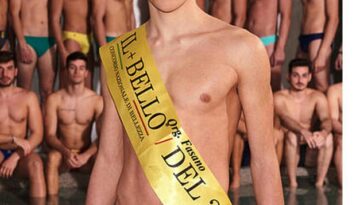 Edoardo Santini, de 21 años, fue elegido el hombre más bello de Italia en 2019, cuando tenía 17 años, en un concurso organizado por ABE