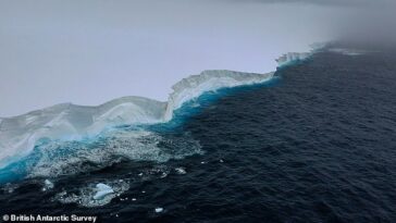 Imágenes increíbles han proporcionado una nueva vista del iceberg más grande del mundo mientras comienza su viaje hacia el Océano Austral.