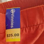 Un cliente descontento publicó en Internet que había encontrado un par de pantalones en una tienda benéfica de Vinnies con un precio inicial de 25 dólares.