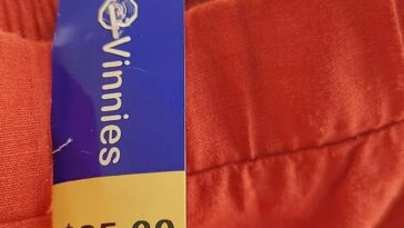 Un cliente descontento publicó en Internet que había encontrado un par de pantalones en una tienda benéfica de Vinnies con un precio inicial de 25 dólares.