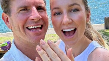 Sam Mac ha anunciado su compromiso con su socia Rebecca James.  El meteorólogo de Sunrise compartió la buena noticia en Instagram el sábado junto con una foto de su amor mostrando su anillo de compromiso de diamantes.  Ambos en la foto