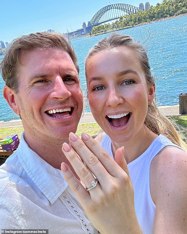Sam Mac ha anunciado su compromiso con su socia Rebecca James.  El meteorólogo de Sunrise compartió la buena noticia en Instagram el sábado junto con una foto de su amor mostrando su anillo de compromiso de diamantes.  Ambos en la foto
