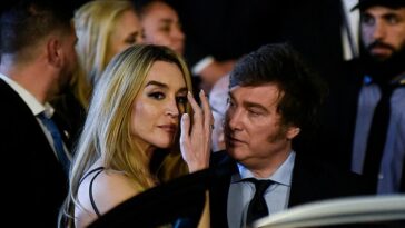 El nuevo presidente de Argentina, Javier Milei (en la foto, derecha) fue visto uniéndose a su novia 'leona' Fátima Florez (en la foto, izquierda) en un evento de gala.