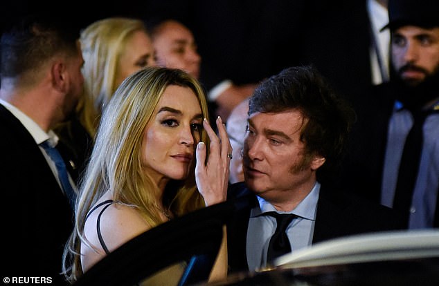 El nuevo presidente de Argentina, Javier Milei (en la foto, derecha) fue visto uniéndose a su novia 'leona' Fátima Florez (en la foto, izquierda) en un evento de gala.