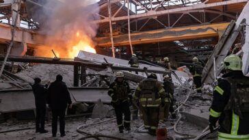 Los bomberos apagaron un incendio en una empresa dañada después del ataque con misiles rusos el 29 de diciembre de 2023 en Kharkiv, Ucrania.