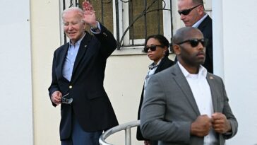 El presidente Joe Biden saluda al salir de la Iglesia Católica de la Santa Cruz en Christiansted