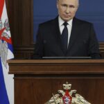 El presidente Vladimir Putin dice que sus tropas "mantienen la iniciativa" en Ucrania