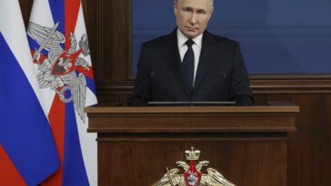 El presidente Vladimir Putin dice que sus tropas "mantienen la iniciativa" en Ucrania