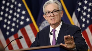 El presidente de la Fed, Powell, califica de "prematuro" hablar de recortar los tipos y dice que podrían producirse más subidas