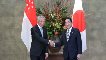 El primer ministro de Singapur, Lee, y su homólogo japonés, Fumio Kishida, dan la bienvenida al nuevo corredor de envío ecológico y digital