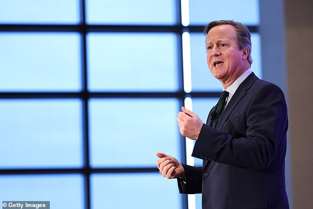 David Cameron hablando en Washington el 7 de diciembre de 2023