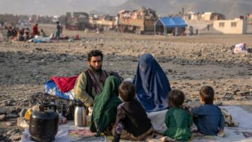 El tribunal superior de Pakistán escucha una petición para detener las deportaciones de afganos