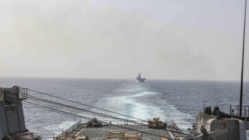? En directo: Estados Unidos hunde barcos hutíes utilizados para atacar a un buque mercante en el Mar Rojo