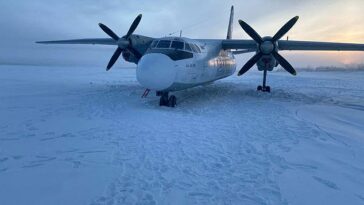 El avión An-24 de 52 años quedó abandonado en el hielo del río Kolyma en la región más fría de Siberia, Yakutia.
