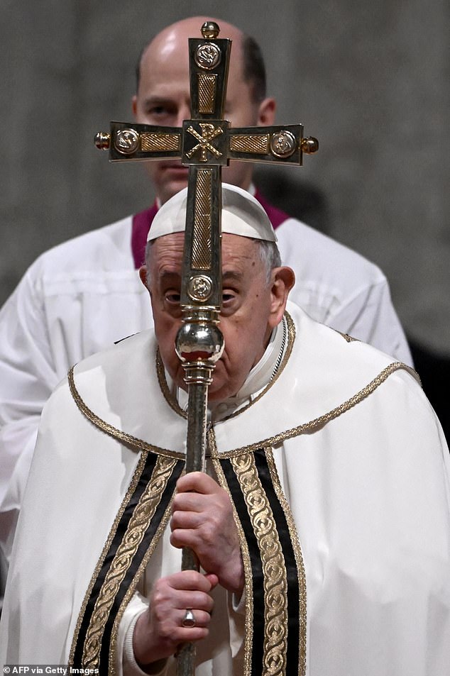 'Esta noche, nuestros corazones están en Belén': el Papa Francisco pide la paz durante la misa de Nochebuena, mientras denuncia la 'lógica inútil de la guerra' mientras el conflicto continúa en Gaza